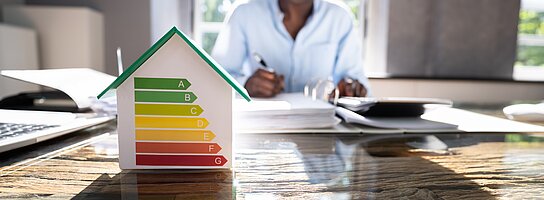 Modellhaus mit Energieeffizienzklassen markiert - Energieaudit