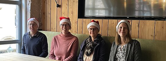 RKW Bayern Team mit Weihnachtsmannmützen