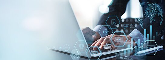Ein Mann arbeitet am Laptop. Symbile for Digitalisierung im Vordergrund.