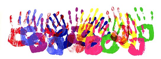 Diversity - Bunte Handabdrücke auf weißem Grund