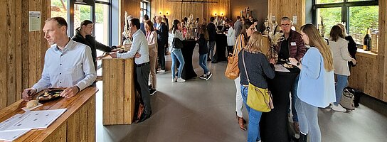 Kundinnen und Kunden beim Get Together