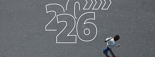 Menschen gehen auf einer auf Asphalt aufgemalten Diagrammspur, Balkendiagramm